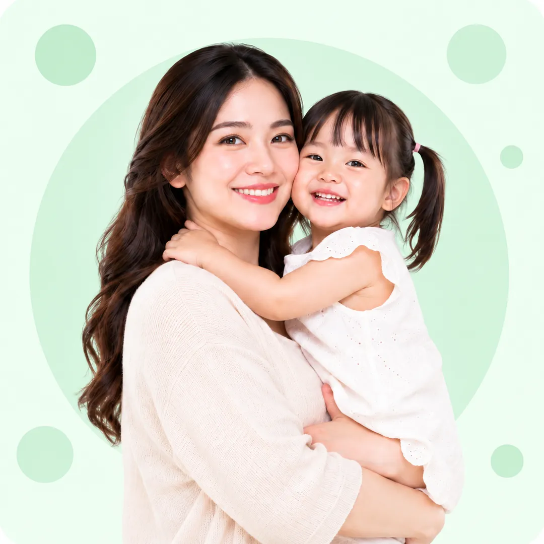 Ibu memeluk anak balitanya sambil tersenyum